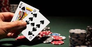 Simbol scatter dan bonus yang memicu fitur putaran gratis dalam permainan Mega Moolah