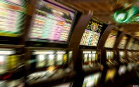Layar permainan slot cakra777 menampilkan gulungan permainan, tabel pembayaran, dan kontrol taruhan di antarmuka mobile yang responsif